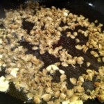 na patelni smażą się vongole i czosnek