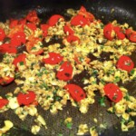 na patelni smażą się vongole i czosnek