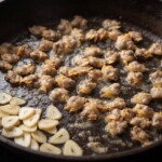 na patelni na oliwie smaży się mięso małży vongole