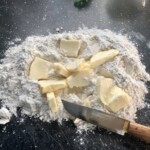 przygotowanie ciasta na tartę z grzybami