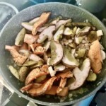 na patelni smażą się pokrojone świeże grzybny leśne