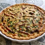 Klasyczna tarta z różnego rodzaju świeżymi grzybami leśnymi zalana masą z jajek i śmietanki, a następnie pieczona.