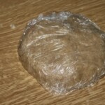 kruche ciasto owinięte w folię spożywczą