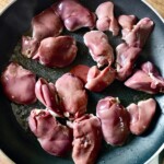 wątróbka drobiowa smaży się na patelni