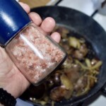 słoiczek z solą himalajską w dłoni