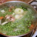 Węgierska zupa z zielonego groszku z kluskami