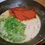 przygotowanie zasmażki na patelni