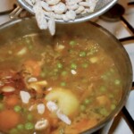 Węgierska zupa z zielonego groszku z kluskami