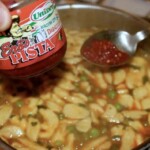 Węgierska zupa z zielonego groszku z kluskami