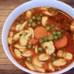 Węgierska zupa z zielonego groszku z kluskami