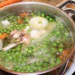 węgierska zupa z zielonej groszku z kluskami gotuje się w garnku