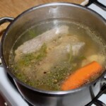 w garnku gotuje się rosół wołowy