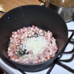 w garnku smaży się drobno okrojony boczek wędzony i cebula