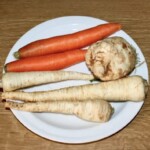 warzywa korzeniowe na talerzu