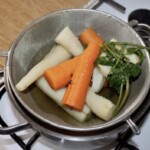 ugotowane warzywa korzeniowe odcedzone na sicie