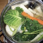 w garnku gotuje się rosół z kurczaka