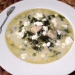 zupa egipska z kurczakiem podana na talerzu z serem feta