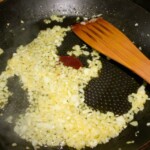 na patelni smaży się drobno posiekana cebula