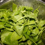 liście szpinaku w durszlaku