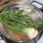 w garnku gotuje się rosół