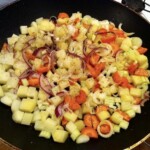 na patelni smażą się warzywa pokrojone w drobną kostkę