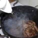 bitki cielęce smażą się na patelni