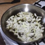 n patelni smaży się posiekana w piórka cebula