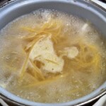 w dużym garnku gotuje się makaron