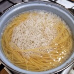 w garnku gotuje się makaron bucatini