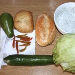 Burger z dorszem ogórkiem i dipem koperkowym składniki