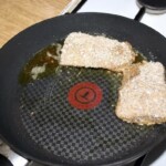 panierowana polędwiczka w dorsza smaży się na patelni