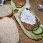 Burger z dorszem ogórkiem i dipem koperkowym