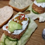 Burger z dorszem ogórkiem i dipem koperkowym