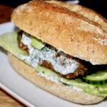 Burger z dorszem ogórkiem i dipem koperkowym