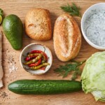 burger z dorszem ogórkiem i dipem koperkowym składniki