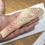 filet z dorsza na dłoni