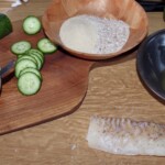 burger z dorszem ogórkiem i dipem koperkowym w trakcie przygotowania