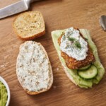 burger z dorszem ogórkiem i dipem koperkowym w trakcie przygotowania