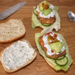 burger z dorszem ogórkiem i dipem koperkowym w trakcie przygotowania