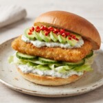 burger z dorszem ogórkiem i dipem koperkowym