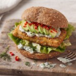 burger z dorszem ogórkiem i dipem koperkowym