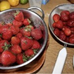 świeże truskawki w durszlaku