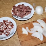 cielęcina pokrojona w małą kostkę leży na talerzu