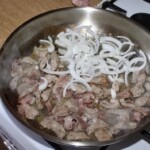 na patelni smaży się cielęcina pokrojona w małą kostkę