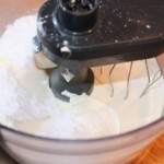 przygotowanie masy na deser malinowy