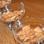 pokruszone ciastka na dnie pucharków