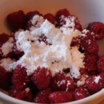 maliny posypane cukrem pudrem