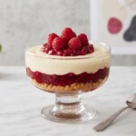 Deser malinowy przygotowany został z kremu przyrządzonego na bazie serka mascarpone, śmietanki i wanilii. Deser podajemy na kruchych ciasteczkach w pucharkach okraszony świeżymi malinami.