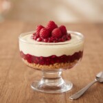 Deser malinowy przygotowany został z kremu przyrządzonego na bazie serka mascarpone, śmietanki i wanilii. Deser podajemy na kruchych ciasteczkach w pucharkach okraszony świeżymi malinami.