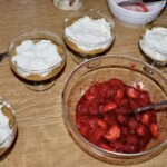 Deser z musem bananowym oraz truskawkami